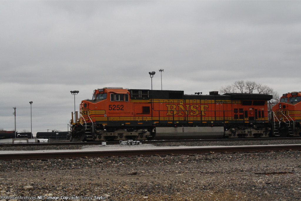 BNSF 5252